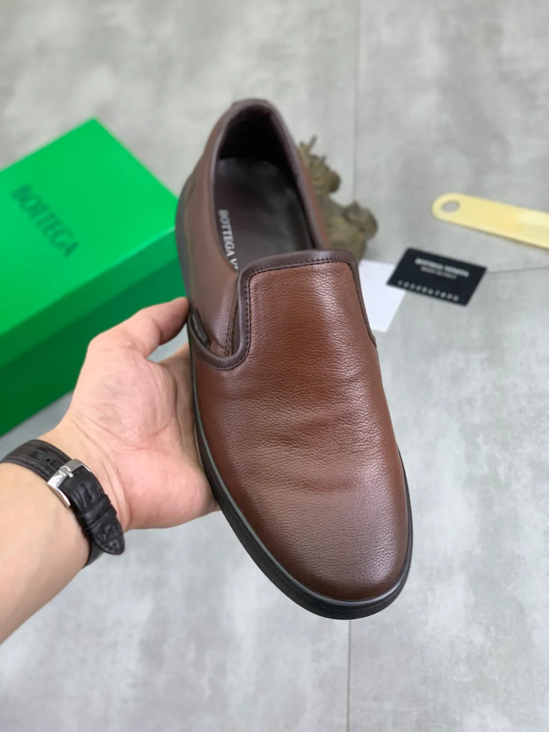 Men's shoes 💰P520 [New model] Water-dyed cow leather 💰High-quality business casual shoes 💎💎💎 BOTTEGA VENETA official website synchronizes the latest top version of BV in the market, accepts material comparison, shoe type comparison, process comparison, practical and textured, versatile and suitable for any occasion, the more you look at it, the more flavorful it becomes. Pure hand-woven craftsmanship - Upper material, hand-woven calfskin imported from Italy 🇮🇹 - High-quality water-dyed cowhide lining - Original private model customized outsole -Size: 39-45 Color: black or brown optional